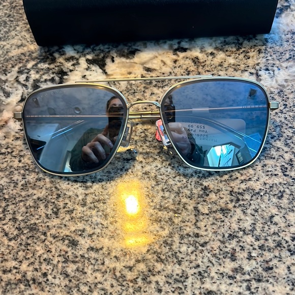 Hugo boss GOLD-TONE DOUBLE-BRIDGE SUNGLASSES WITH BETA-TITANIUM TEMPLES. - Picture 2 of 4